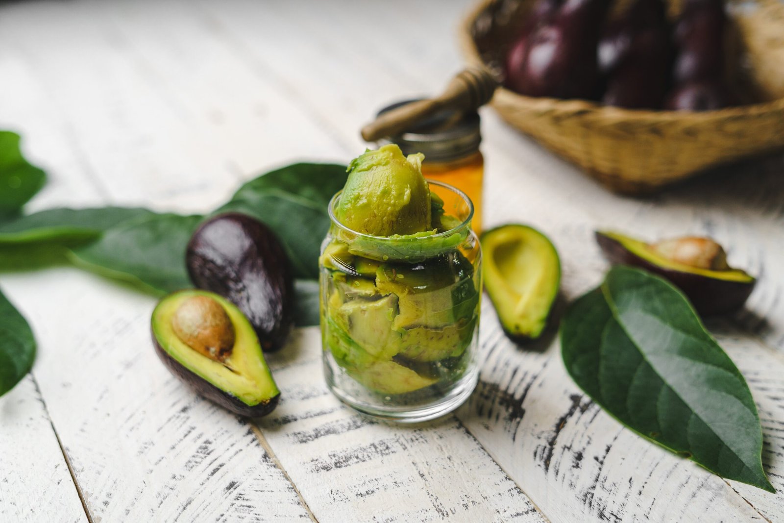 art-rachen-QNJCo4B7SHQ-unsplash Grasas saludables como el aguacate en un frasco de vidrio rodeado de hojas y más aguacates